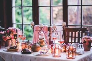 karolina-grabowska_beautiful-christmas-table-setting_akfrqq